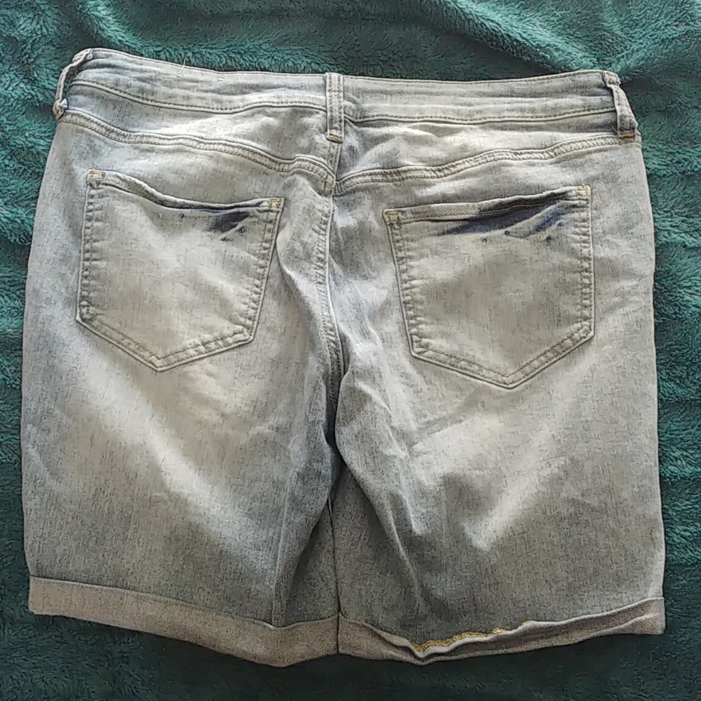 Bermuda short. - Picture 2 of 2
